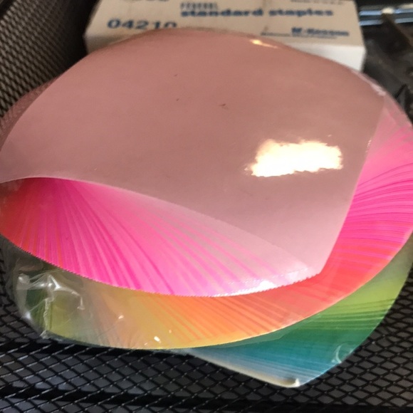 Mesh letter tray and office supplies - Picture 2 of 6